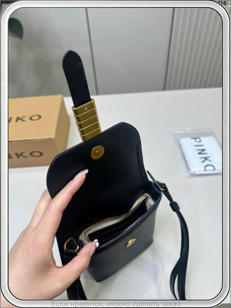 Qara mini çantanın asqı bərkitməsi, detal görünüşü