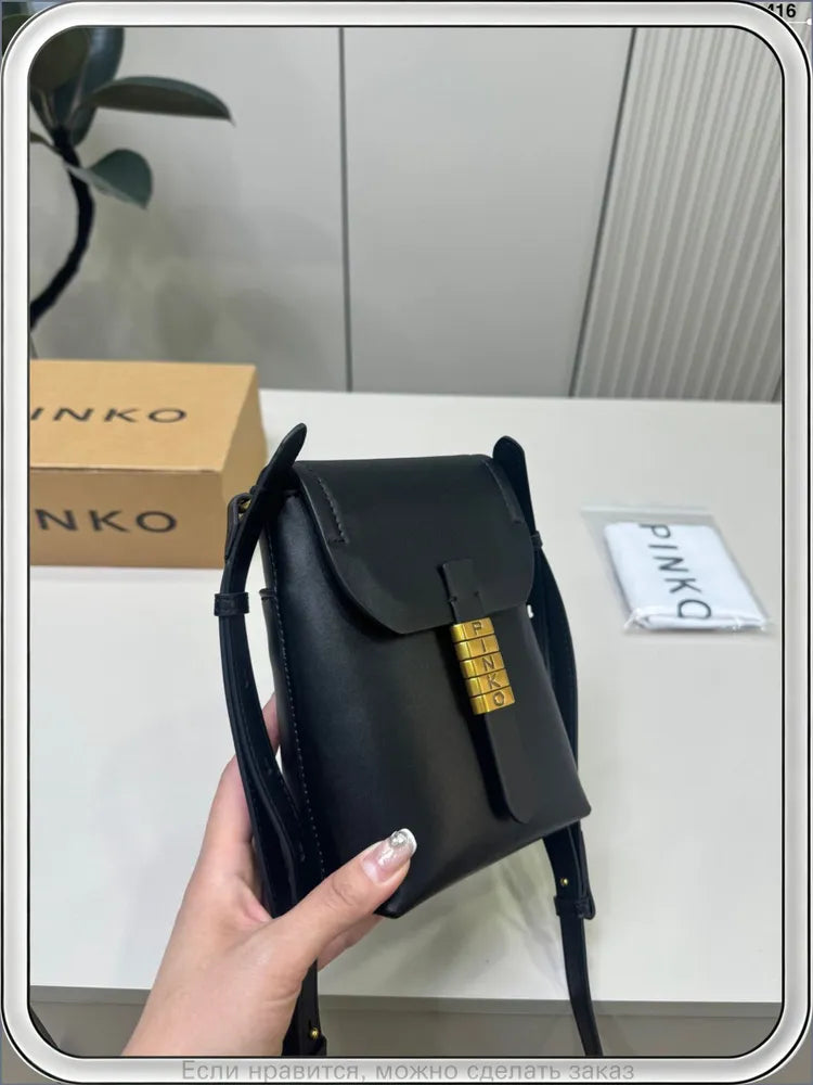 Qara mini çanta tənzimlənən asqı ilə tam görünüş