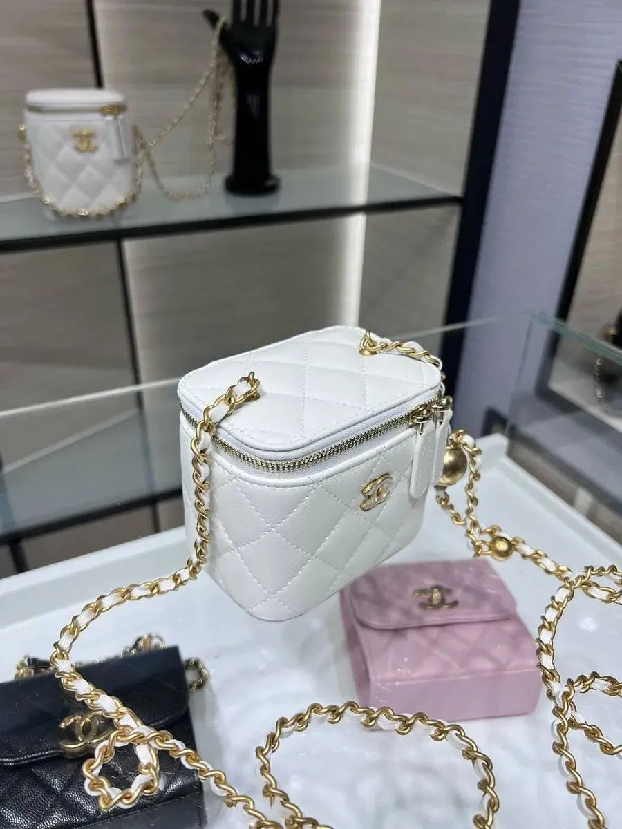Ağ kapitone mini çanta bucaqdan görünüş